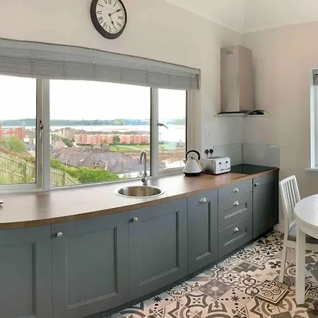 Periwinkle Cottage, With The Amazing Sea View Holiday home *