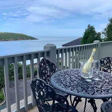 Periwinkle Cottage, With The Amazing Sea View Holiday home *